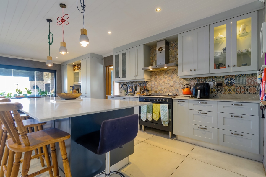 6 Bedroom Property for Sale in Kenridge Heights Western Cape